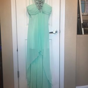 High/low formal dress perfect for prom!